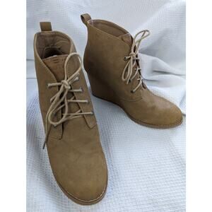 NAUTICA! CAMEL TAN VEGAN SUEDE WEDGE HEEL LACE-UP BOOTS, BOOTIES! SZ 8.5